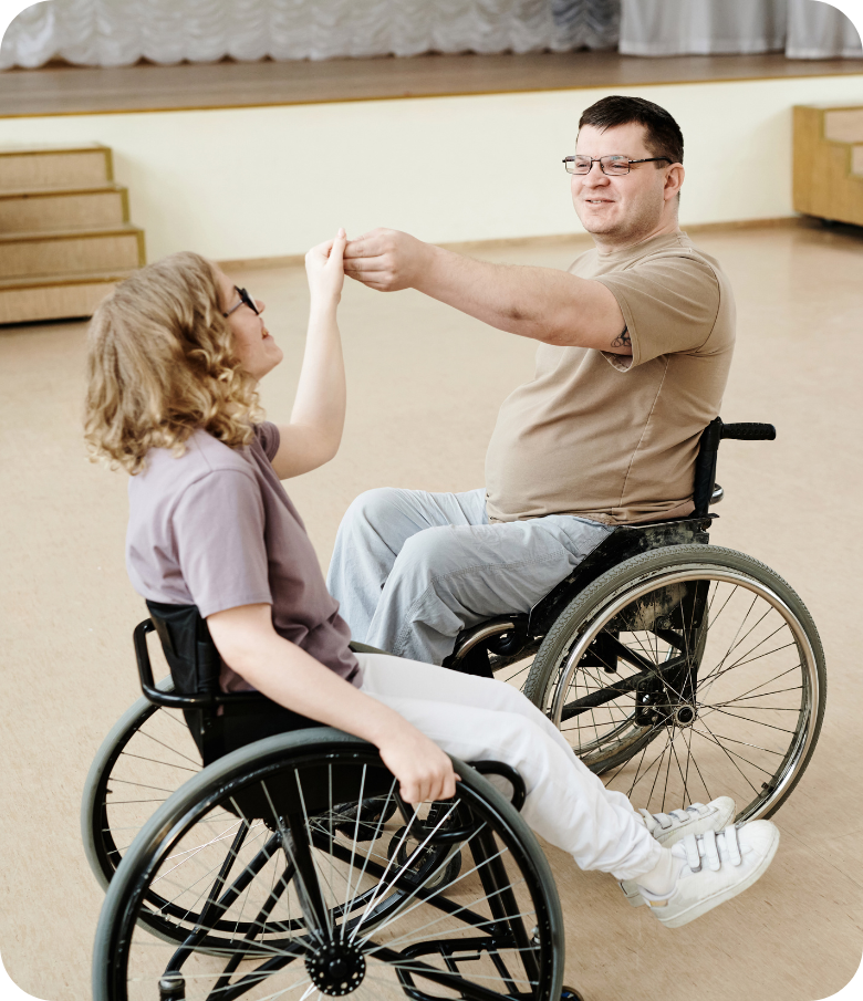 Coppia di ballerini in carrozzina durante coreografia