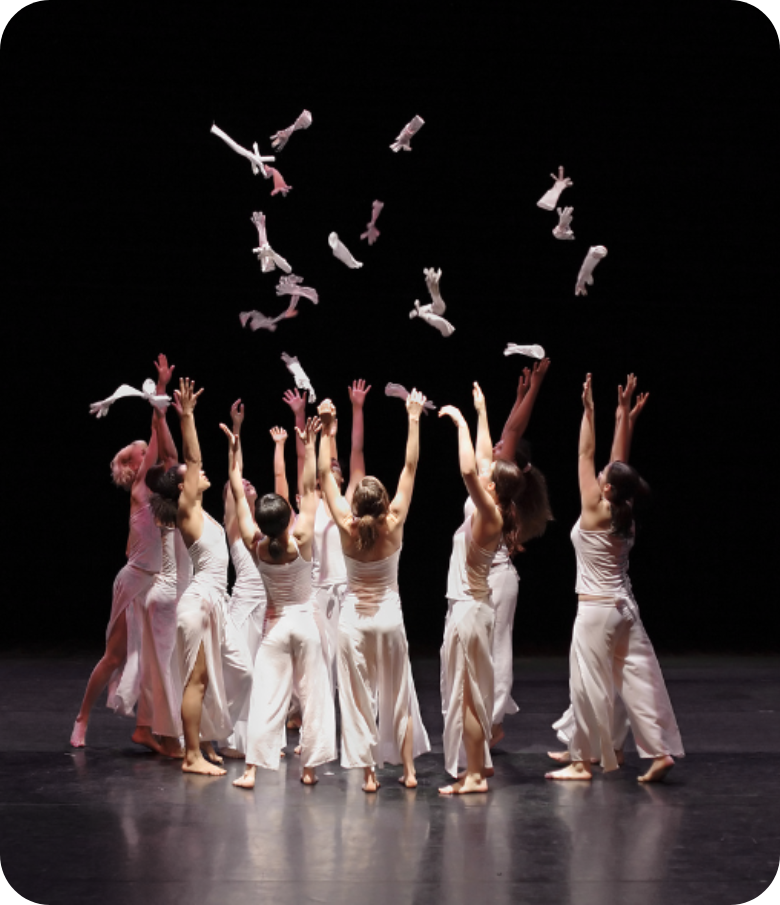 Ballerine sul palco durante spettacolo di danza