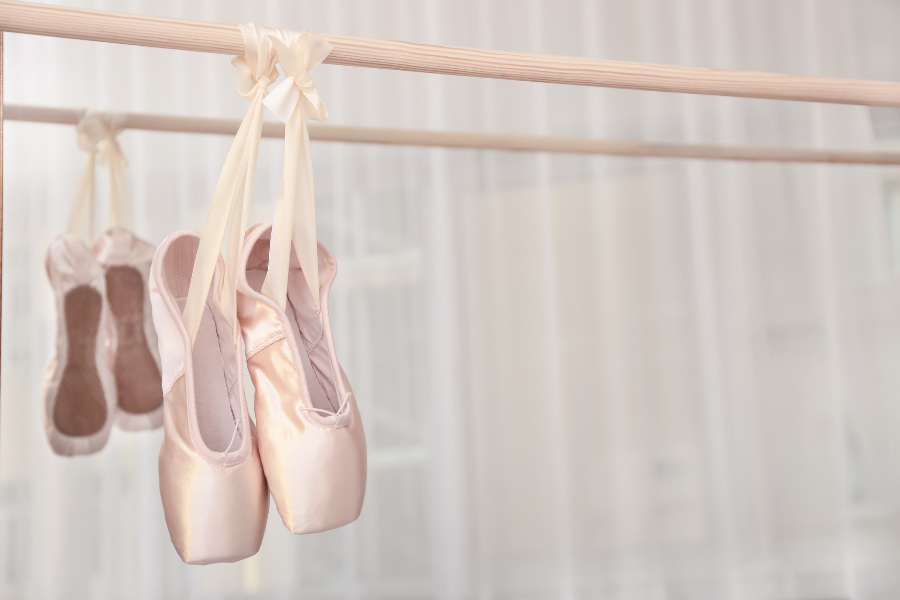 Scarpe a punta di danza classica appese