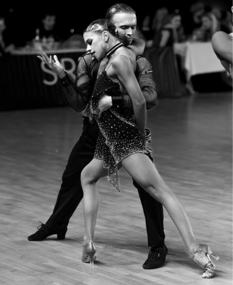 Coppia di ballerini durante esibizione di salsa