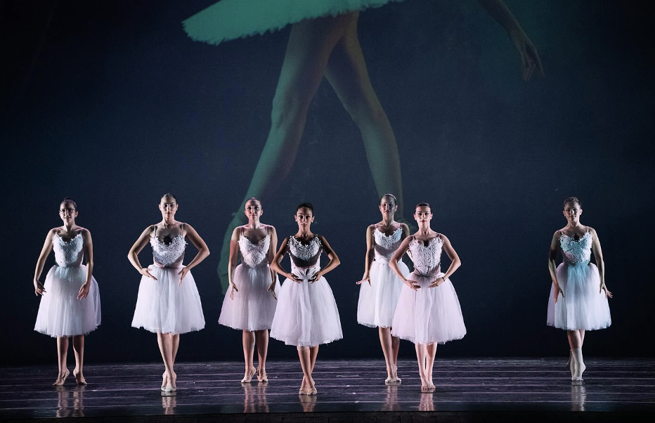 Ballerine in movimento durante saggio di danza