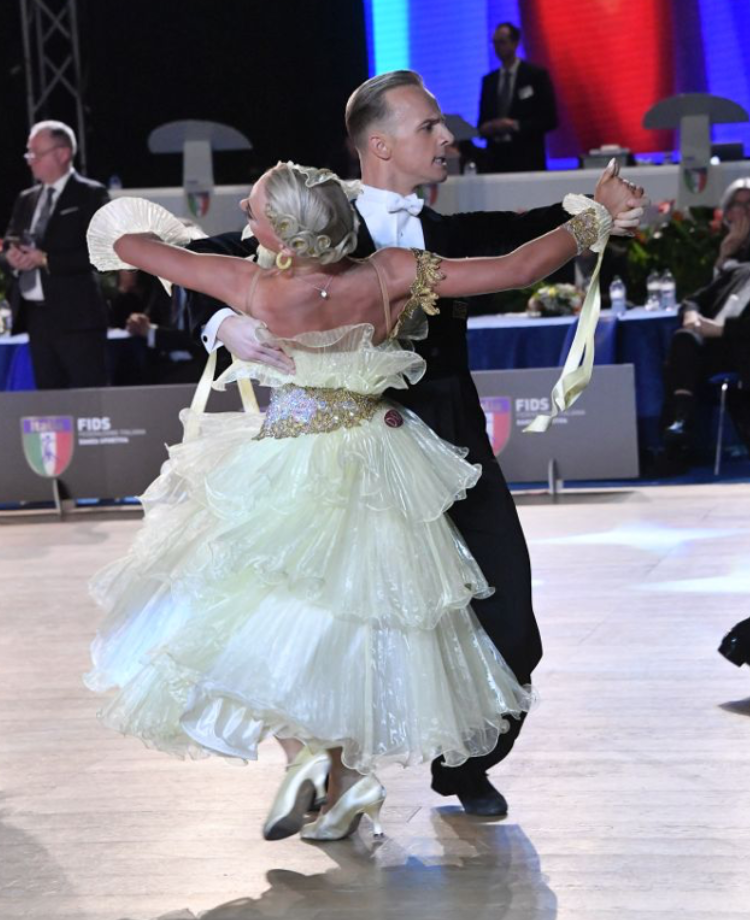 Coppia durante gara di tango