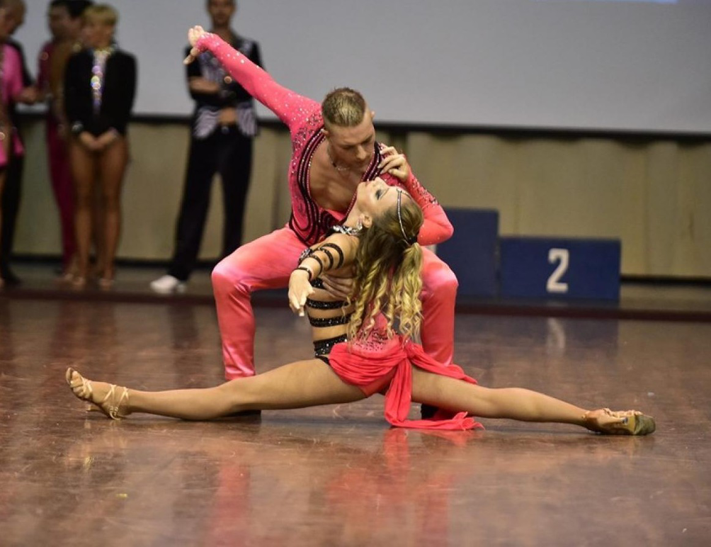 Ballerini in movimento durante passo di danza caraibica
