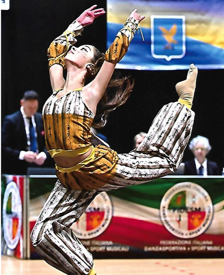 Ballerina in moviento durante gara modern- contemporary